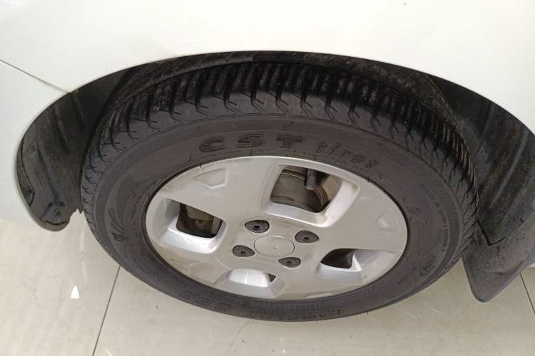 Used Roewe Clever 2021 302 km New Four-Seater Super-Efficient Version Left Front Wheel Hub