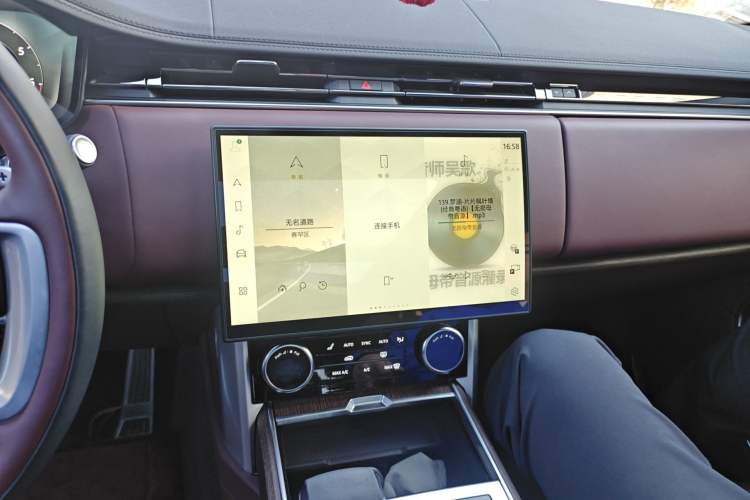 Used Land Rover Range 2023 3.0 L6 400 PS Extended Long-Wheelbase Version Audio And AC Panel