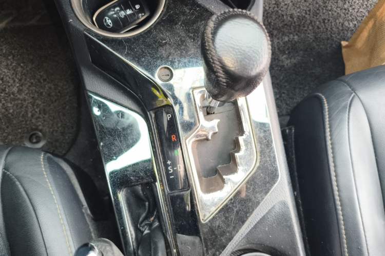 Used Toyota RAV4 2015 2.5L Automatic 4x4 Luxury Edition Gear Lever
