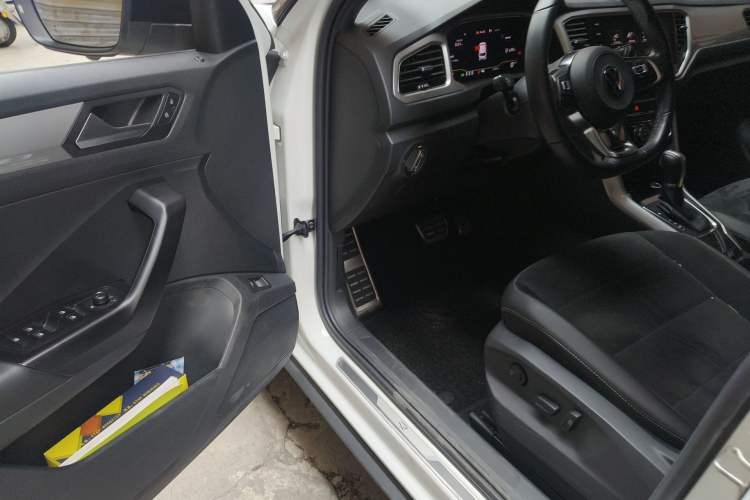 Used Volkswagen T-ROC 2022 280TSI DSG Two-Wheel Drive R-Line Pro PLUS Interior 3