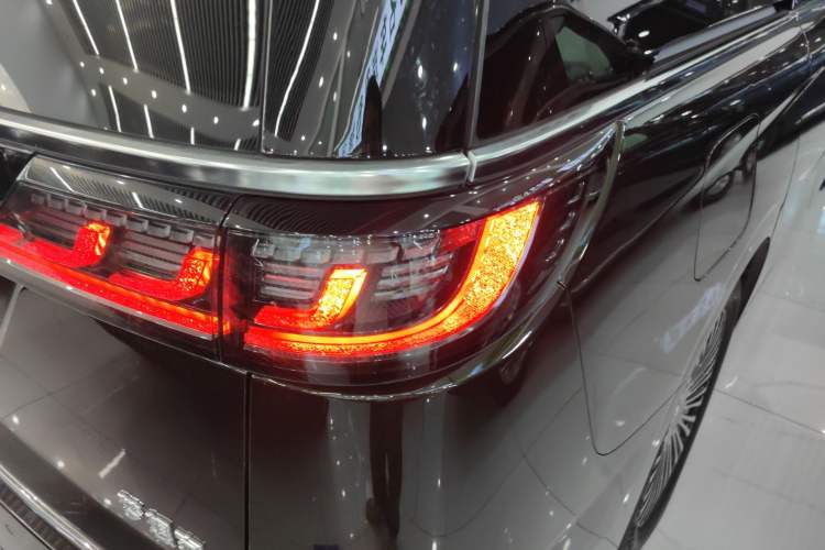 Used VOYAH Dream 2025 PHEV Four-Wheel-Drive Flagship Kunpeng Edition Right Rear Taillight