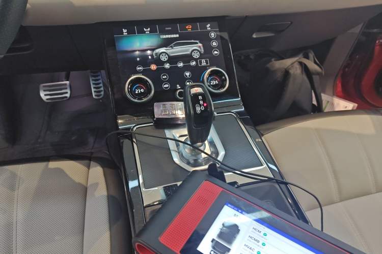 Used Land Rover Range Evoque 2020 249 PS R-DYNAMIC S Blackened Sport Technology Edition Gear Lever