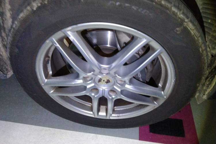 Used Porsche Cayenne 2015 Cayenne 3.0T Right Front Wheel Hub