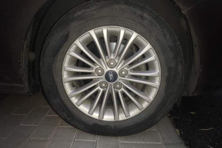 Used Ford Escort 2015 1.5L Manual Comfort Model Right Front Wheel Hub