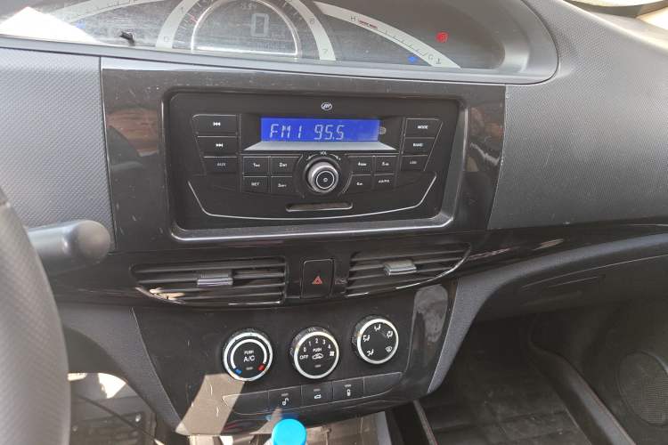 Used Lifan Auto Letu 2015 1.5L S Base Version Audio And AC Panel