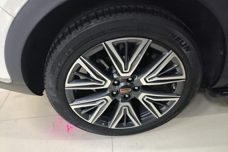Used Hongqi HS5 2022 Facelifted Version 2.0T Smart Connect Flagship All-Wheel-Drive Edition Right Rear Wheel Hub