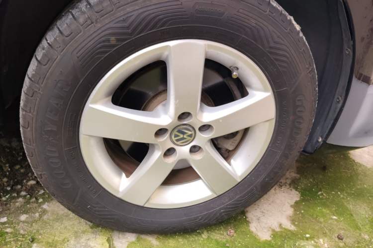 Used Volkswagen Bora 2011 1.6L Manual Comfort Version Right Front Wheel Hub