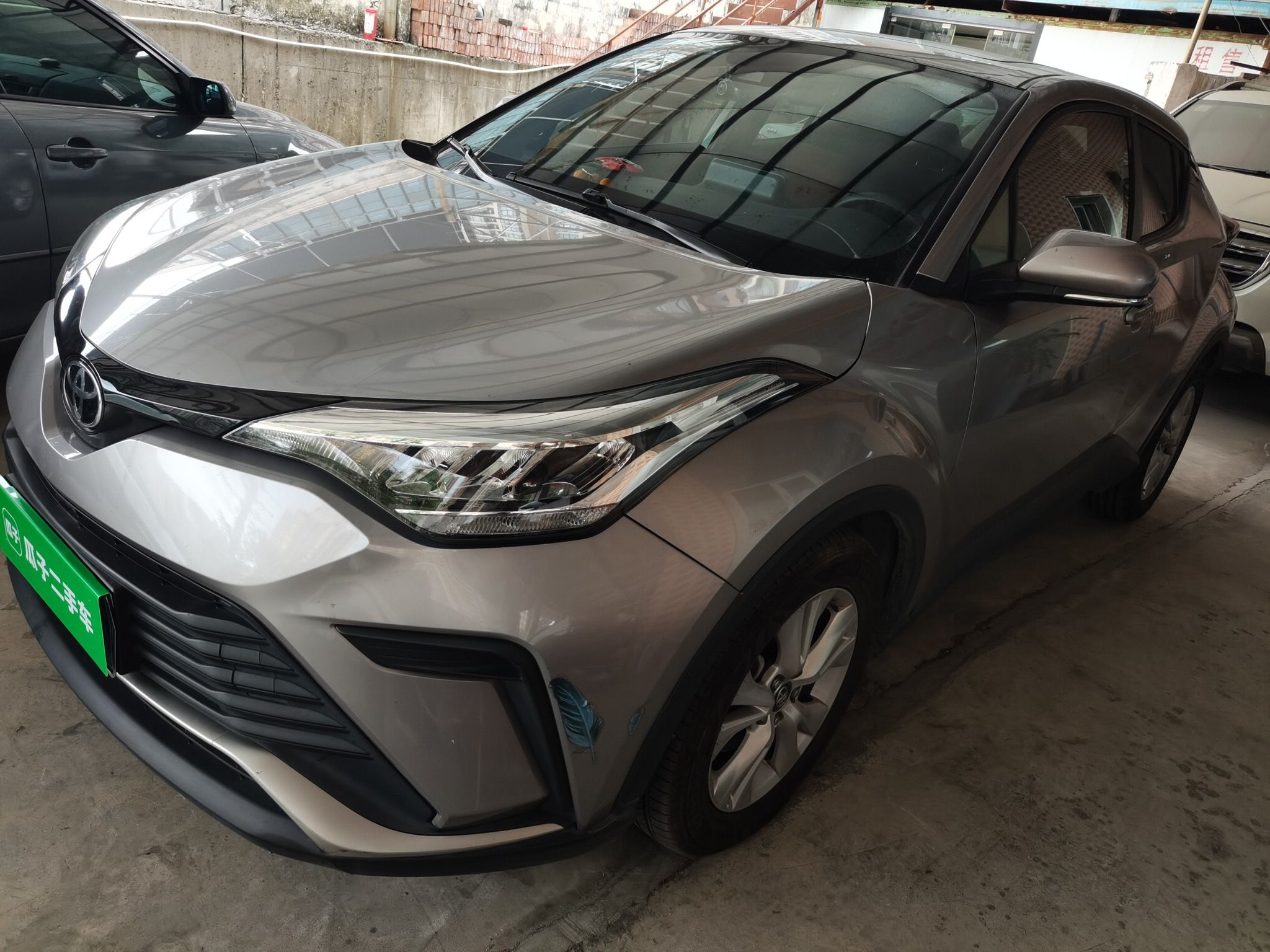 Под передней частью автомобиля