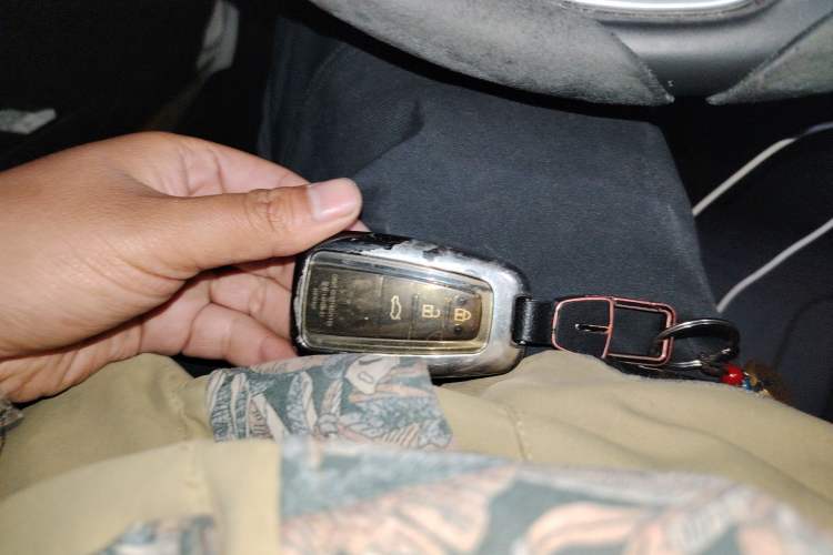 Used Toyota Camry 2019 Dual-Engine 2.5 HG Luxury Edition China VI Standard Vehicle Key