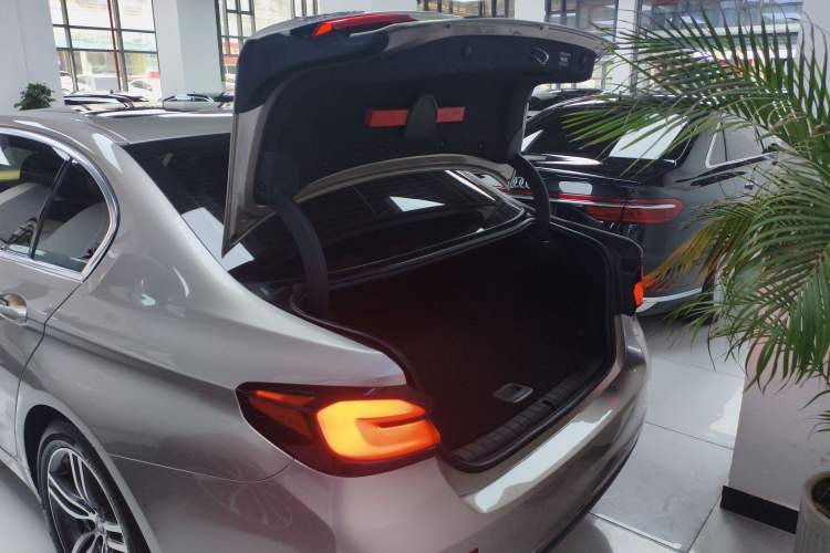 Used BMW 5 Series New Energy 2022 Updated Version 535Le Luxury Package Trunk