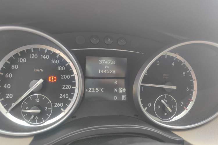 Used Mercedes-Benz R-Class 2017 R 320 4MATIC Luxury Collection Edition Odometer Close Up