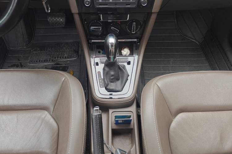 Used Volkswagen Bora 2014 1.6L Automatic Comfort Model Gear Lever