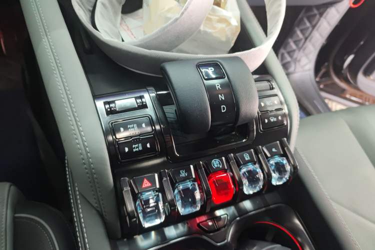 Used Formula Leopard 5 2023 Navigator Edition
