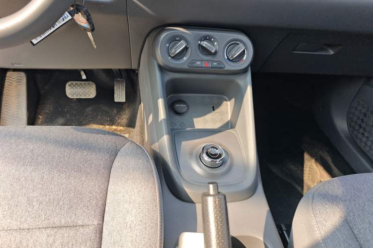 Used Wuling Hongguang New Energy 2025 Extended-Range Hybrid 50 km Standard Version Gear Lever