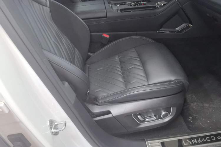 Used Lynk & Co 09 EM-P 2021 2.0T PHEV Halo Six-Seater Right Front Seat