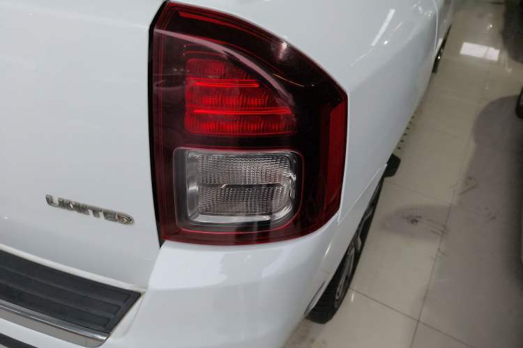 Used Jeep Compass 2015 2.0L Two-Wheel Drive Luxury Edition