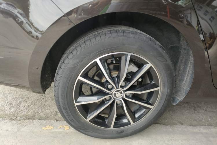 Used Skoda Octavia 2017 1.6L Automatic Smart Drive Edition Right Rear Wheel Hub