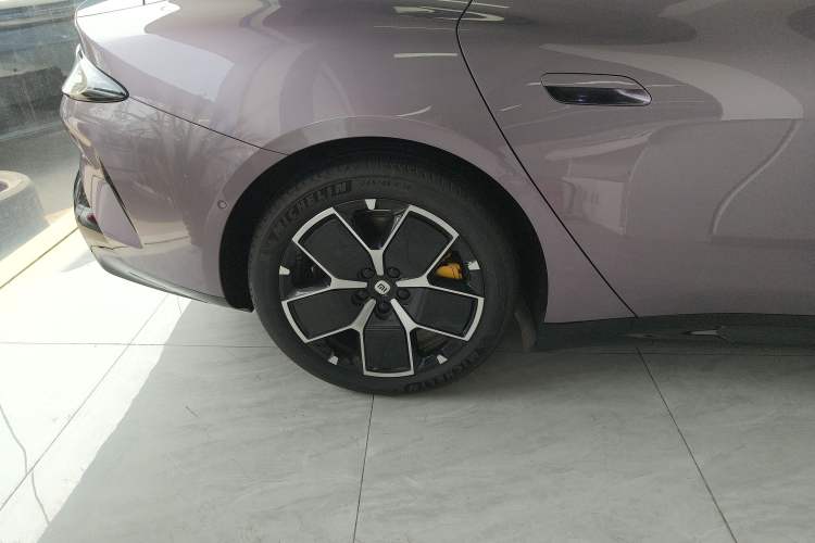 Used Xiaomi Auto SU7 2024 Four-Wheel Drive Ultra-Long Range Advanced Intelligent Driving Max Edition Right Rear Wheel Hub