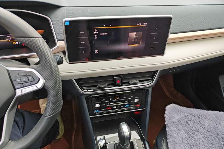 Used Volkswagen Tharu 2024 300TSI Two-Wheel-Drive Moonlight Edition Audio And AC Panel