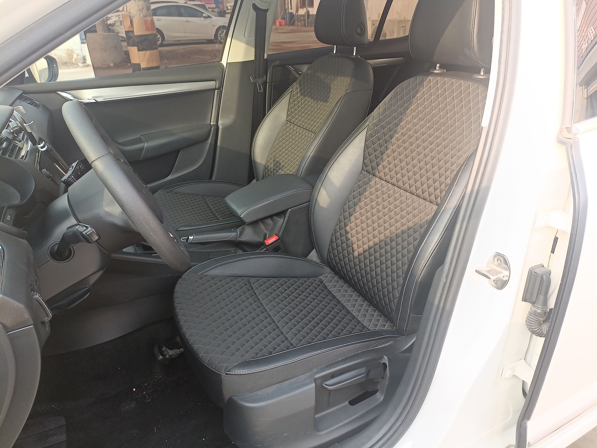 Переднее сиденье в автомобиле