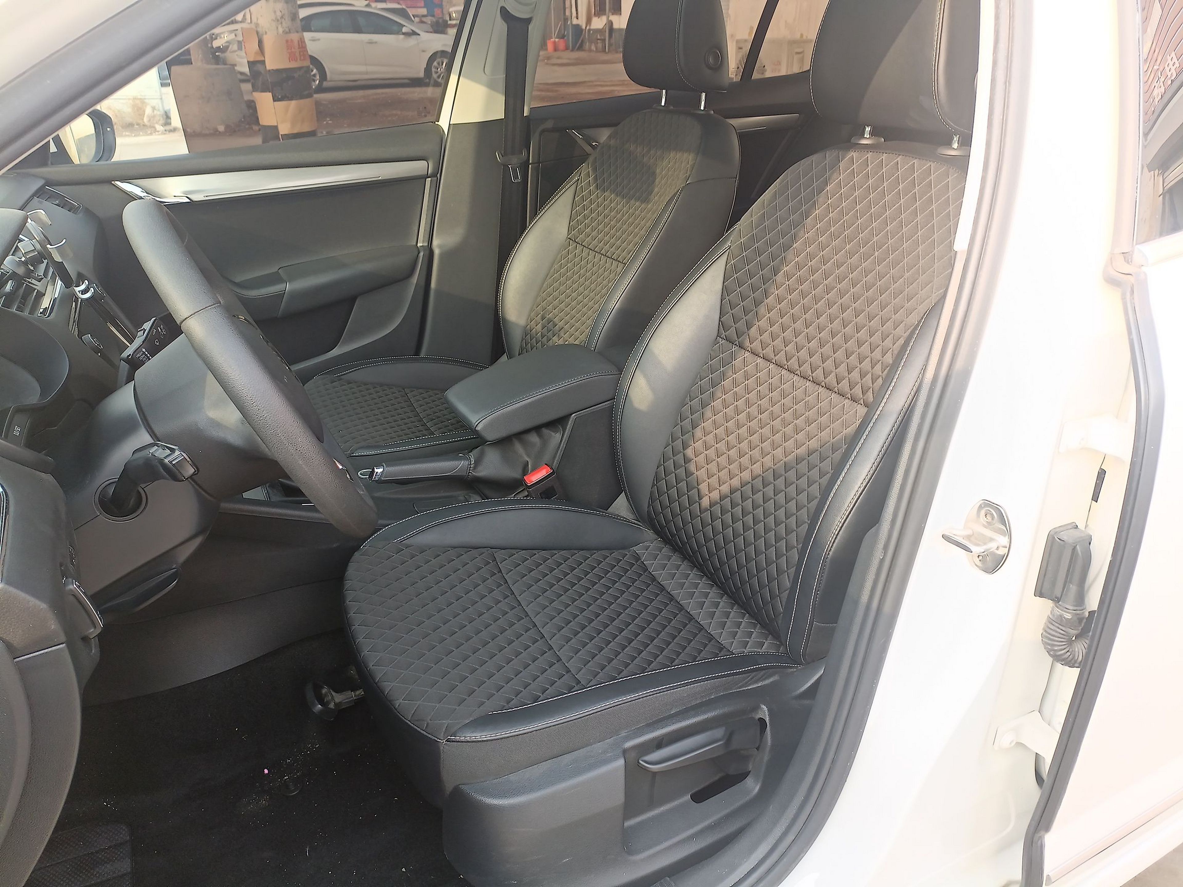 المقاعد الأمامية داخل السيارة