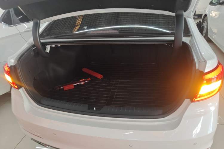 Used Hyundai Sonata 2015 1.6T DLX Prestige Model Trunk