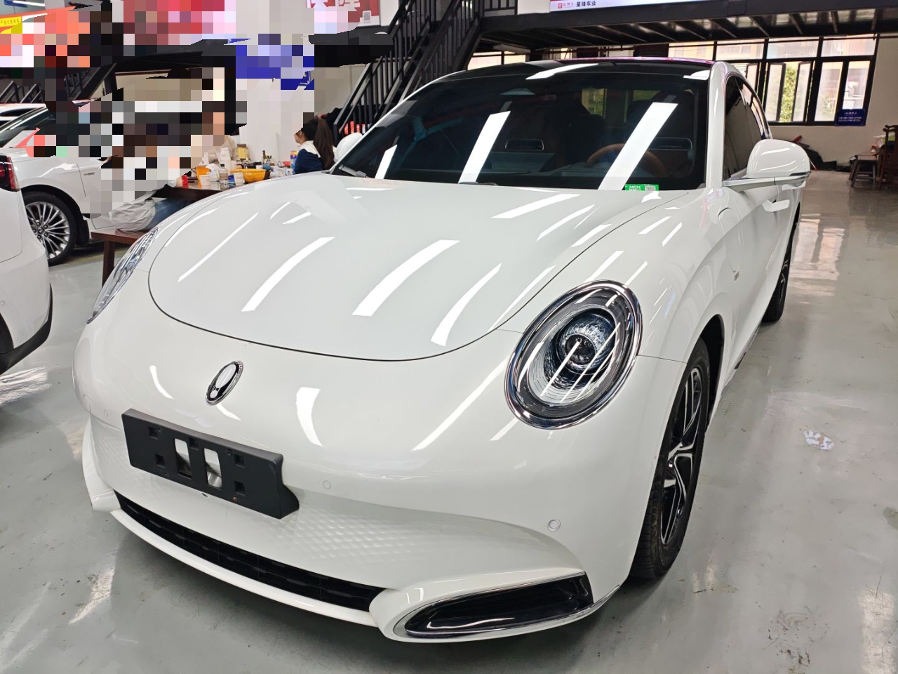 Под передней частью автомобиля