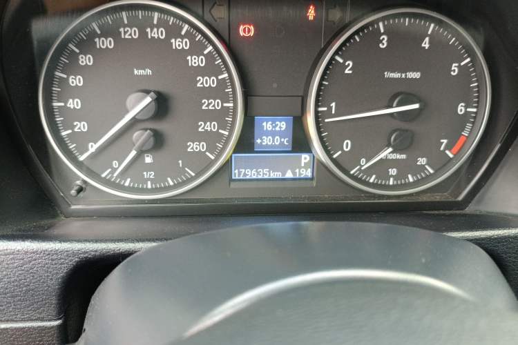 Used BMW X1 2014 sDrive18i Leading Model Odometer Close Up