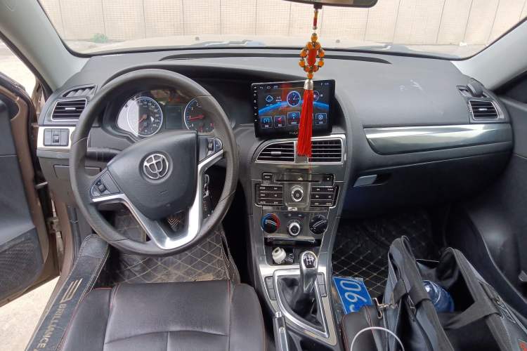 Used Brilliance H530 2014 1.6L Manual Comfort Model Center Console