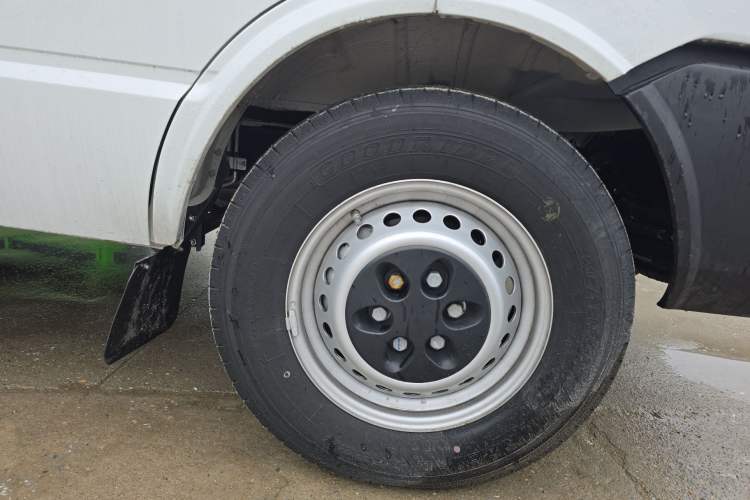 Used Iveco Daily 2023 2.5T A35M1 Short Wheelbase Low-Roof Single-Tire Side-Sliding Door 5-9 Seats
