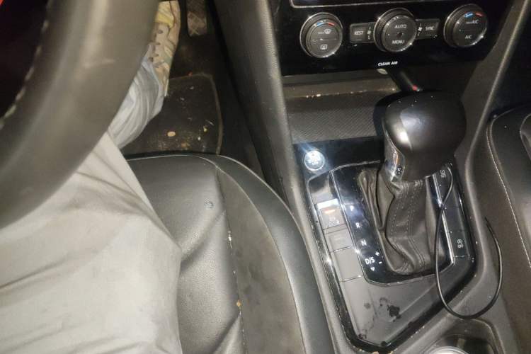 Used Volkswagen Tiguan L 2017 330TSI Automatic Two-Wheel Drive Comfort Edition Gear Lever