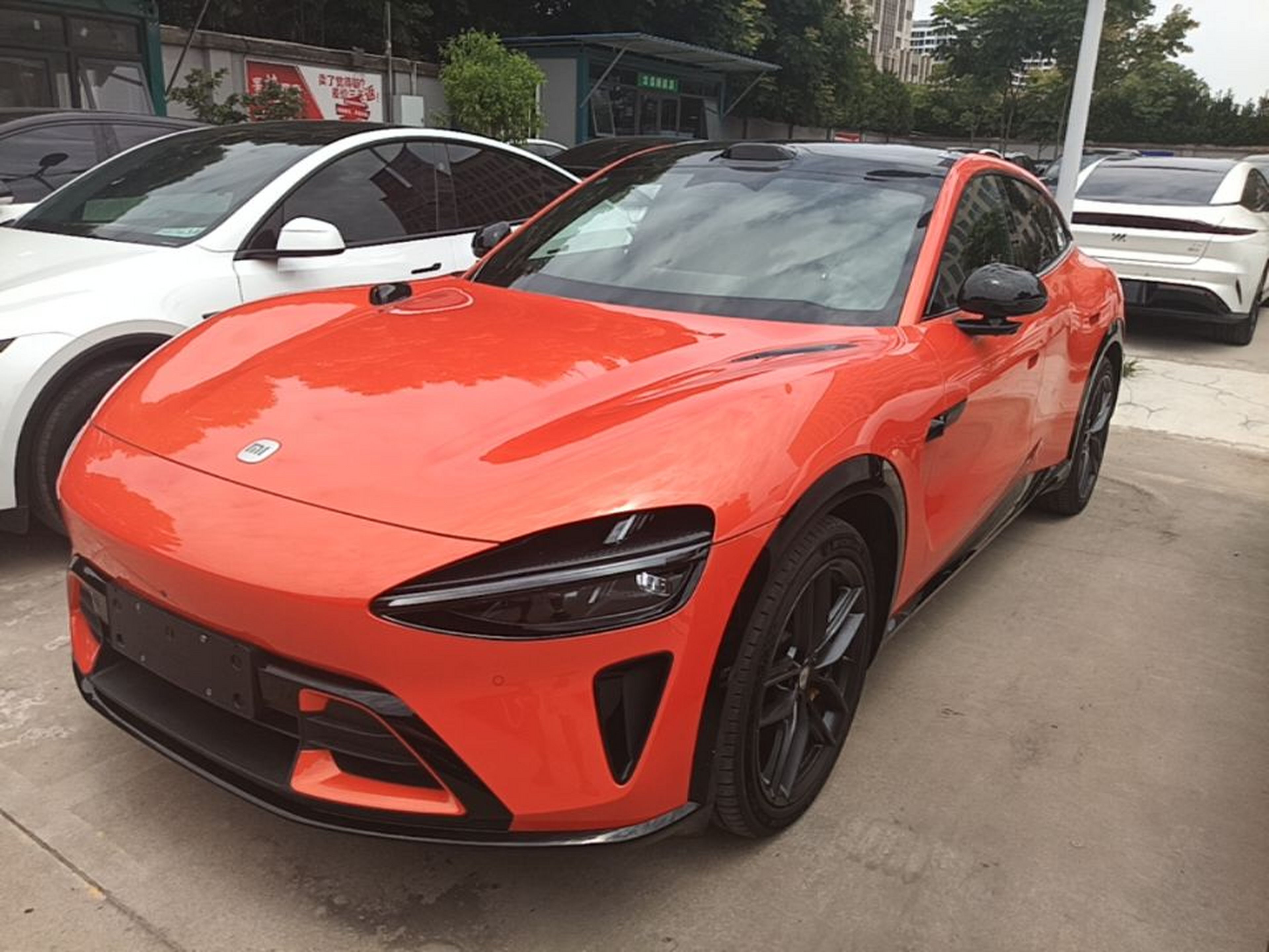 Под передней частью автомобиля