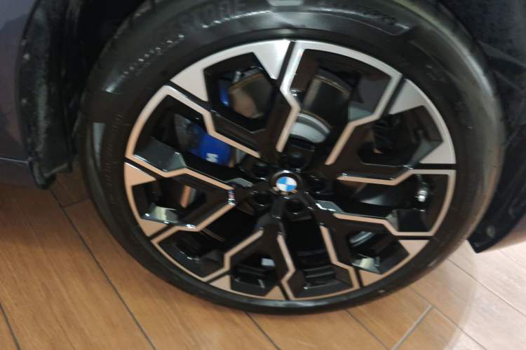 Used BMW X3 2025 xDrive30L Luxury Edition M Sport Package Right Front Wheel Hub