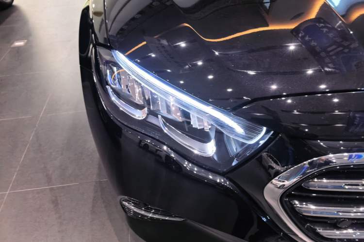 Used Mercedes-Benz E-Class 2026 E 260 L Classic Edition Right Front Headlight