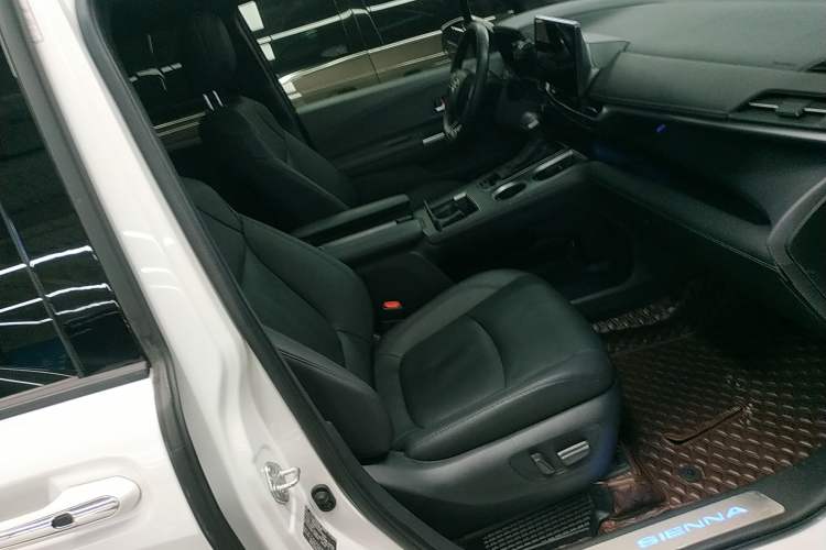 Used Toyota Sienna 2021 2.5L Hybrid Premium Edition
