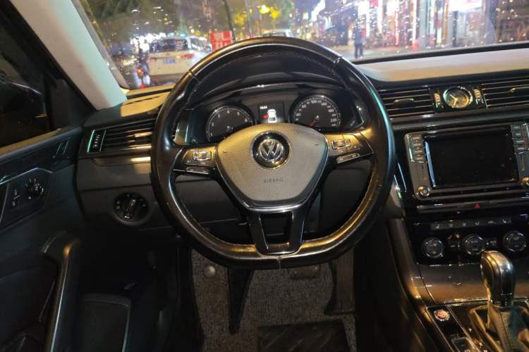 Used Volkswagen Passat 2017 330TSI DSG Luxury Edition
