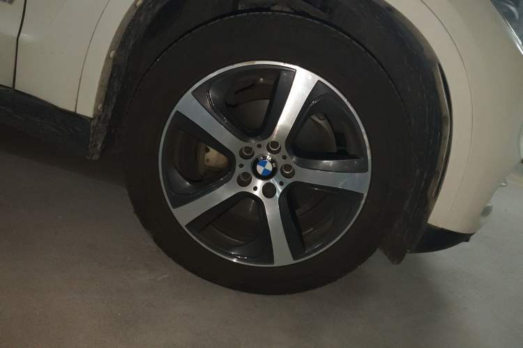 Used BMW X5 2018 xDrive28i Right Front Wheel Hub