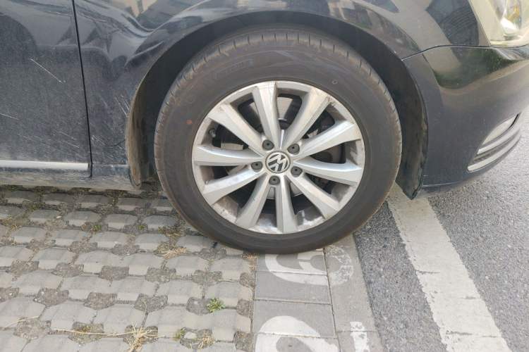 Used Volkswagen Magotan 2013 1.8TSI Premier Model Right Front Wheel Hub