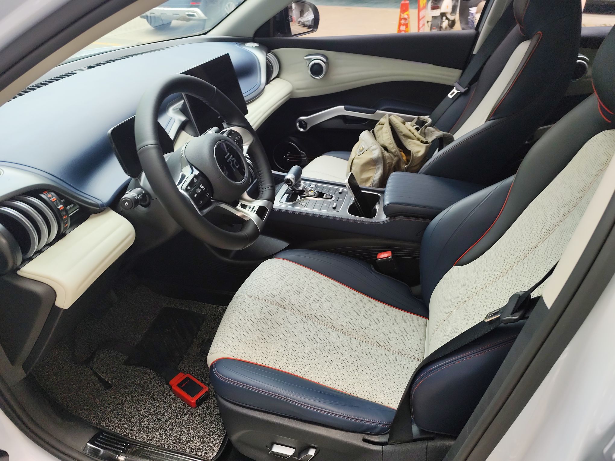 المقاعد الأمامية داخل السيارة