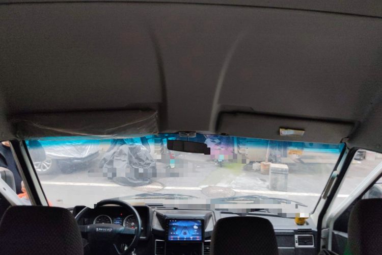 Used Iveco Daily 2020 2.5T A35 Passenger Van with Dual Tires Mid-Roof Design 5-9 Seater Side-Sliding Door China V Emission Standard