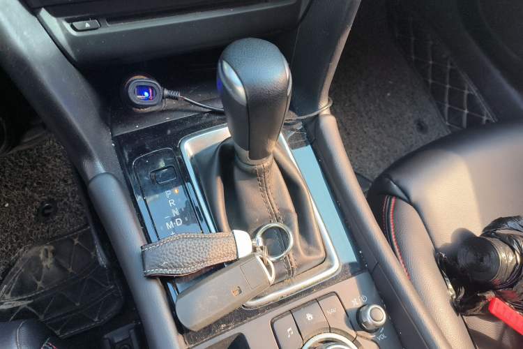 Used Mazda 3 Axela 2017 Sedan 1.5L Automatic Luxury Model Emission Standard China V Gear Lever