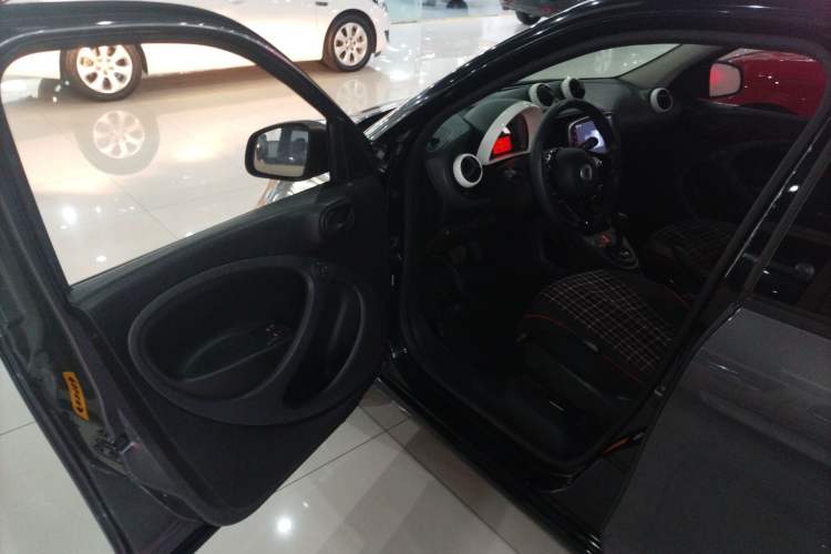 Used smart forfour 2018 1.0L 52 kW Dynamic Edition
