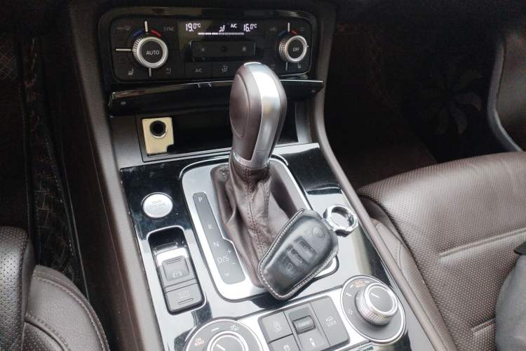 Used Volkswagen Touareg 2017 3.0 TSI Touareg Edition Gear Lever