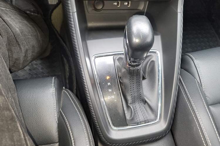 Used MG ZS 2017 1.5L Automatic Luxury Edition Gear Lever