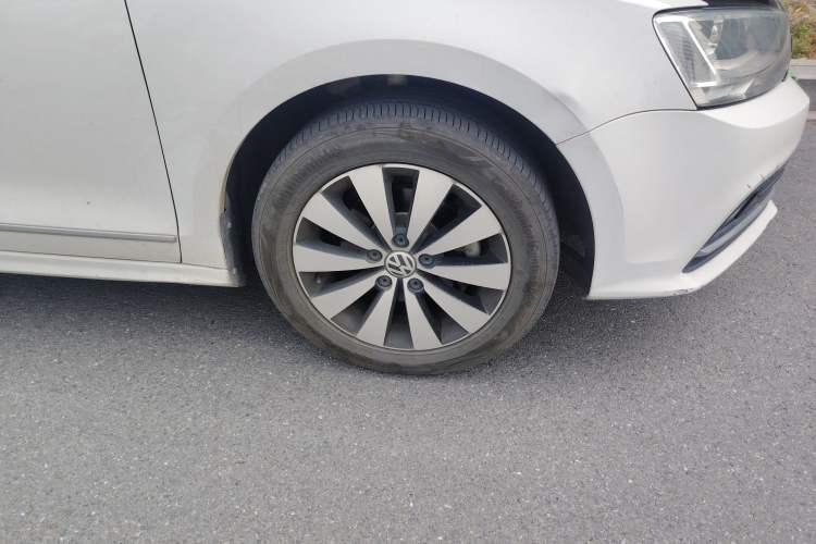 Used Volkswagen Sagitar 2018 1.6L Automatic Comfort Model Right Front Wheel Hub