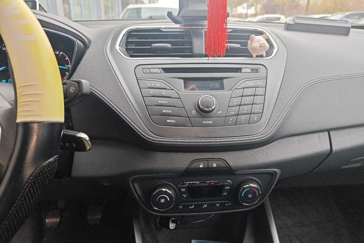 Used Ford Escort 2015 1.5L Manual Fashion Edition Audio And AC Panel