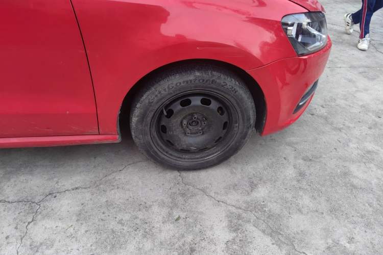 Used Volkswagen Polo 2016 1.6L Automatic Comfort Model Right Front Wheel Hub