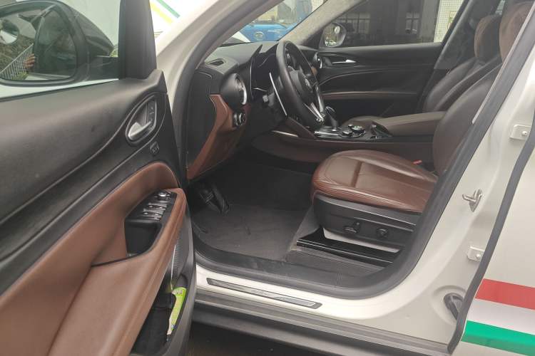 Used Alfa Romeo Stelvio 2017 2.0T 280HP Luxury Edition Driver Seat