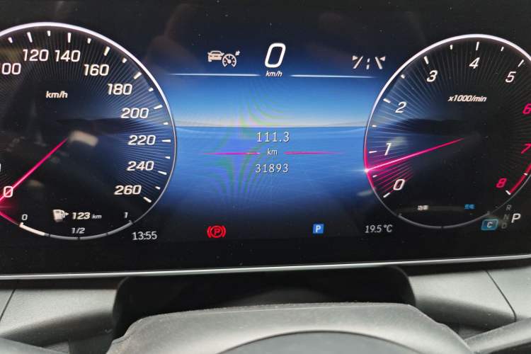 Used Mercedes-Benz GLC 2024 Facelifted GLC 260 L 4MATIC Luxury Version 5 Seats Odometer Close Up