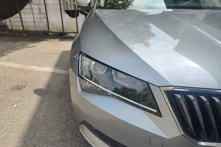 Used Skoda Superb 2018 TSI330 DSG Comfort Edition China VI Standard Right Front Headlight